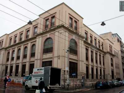 Dall�altra parte del quartiere, nei pressi del Tribunale, sorge il plesso Principessa di Piemonte di via Bovio, al cui interno studiano alunni delle scuole dell�Infanzia, Primaria e Secondaria di primo grado. L�edificio, pensato per accogliere i figli della classe operaia molto concentrata nel quartiere, fu completato nel 1931. Riprende il sistema a triplo corpo e si distribuisce su tre piani tracciati da cornici marcapiano intersecate da paraste per due livelli